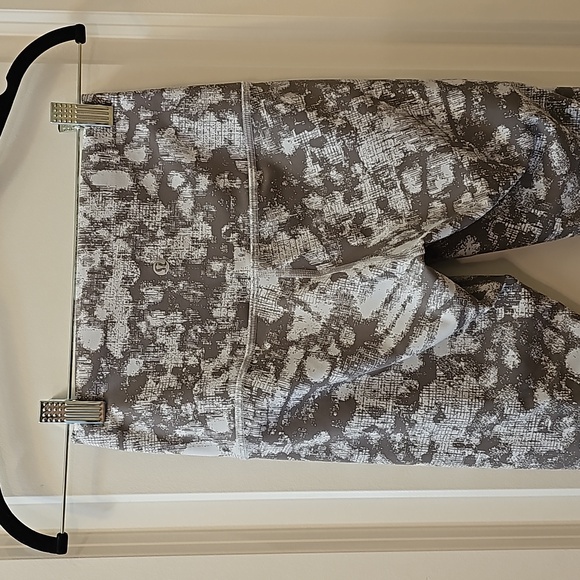 398. Lululemon Wunder Under Scalloped Hem - Picture 4 of 7